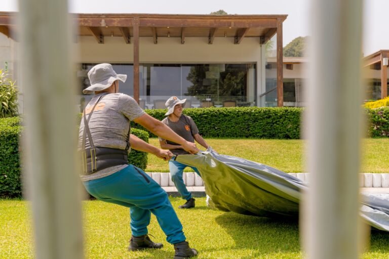 Equipo de Brinko extendiendo un inflable durante la instalación