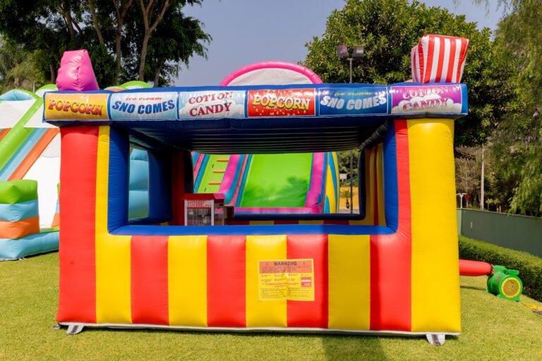 Inflable Candy Store y tobogán de Brinko en un evento al aire libre