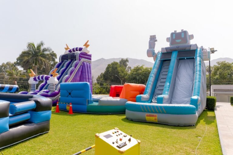 Evento corporativo de Brinko con inflables acuáticos y toboganes en un jardín de Lima