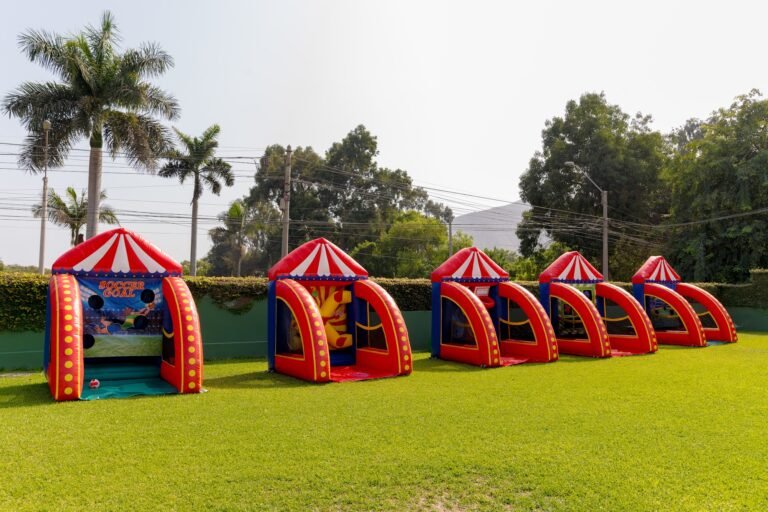 Juegos de feria (carnival games) de Brinko instalados en un evento al aire libre
