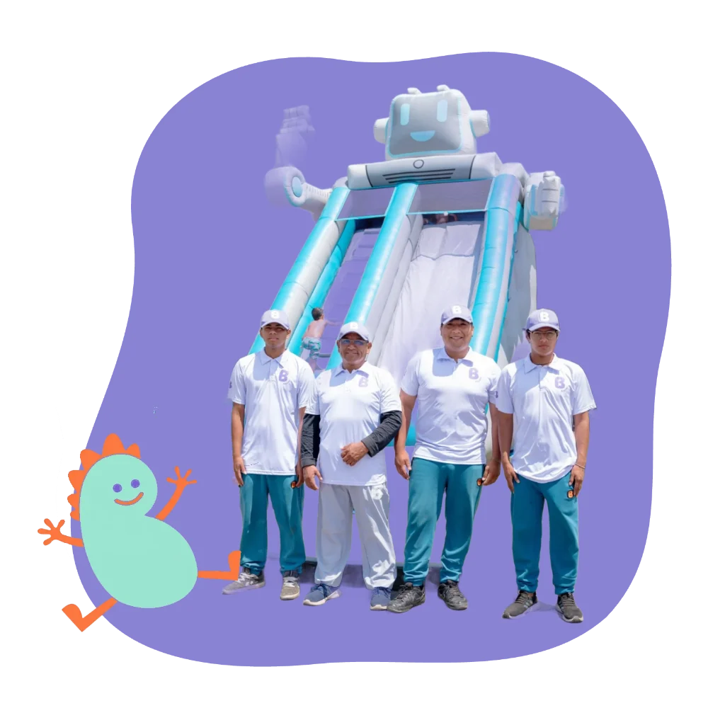 Equipo de Brinko junto a un juego inflable en Lima